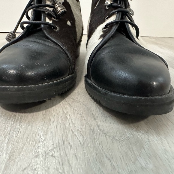 Stuart Weitzman Spanish Crafted Cowhide Lace-Up Ankle Boots Ladies Size 4W - Picture 3 of 13